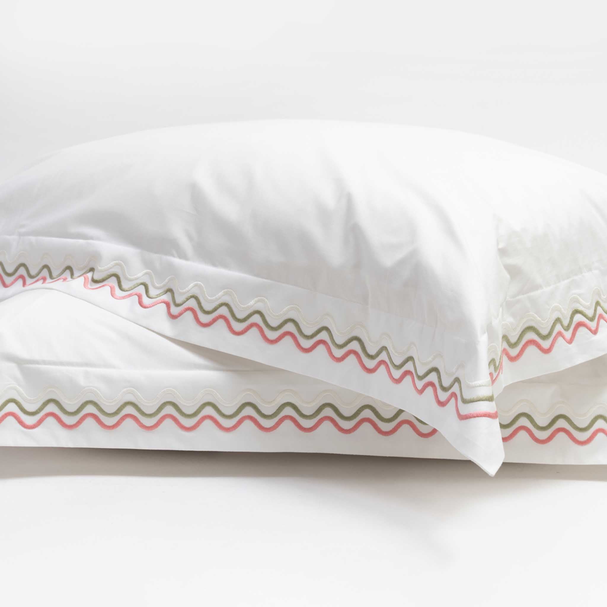 100% Egyptian Cotton Scalloped Luxury Bedding Set, Made in England by Peter Reed, Pink Embroidery